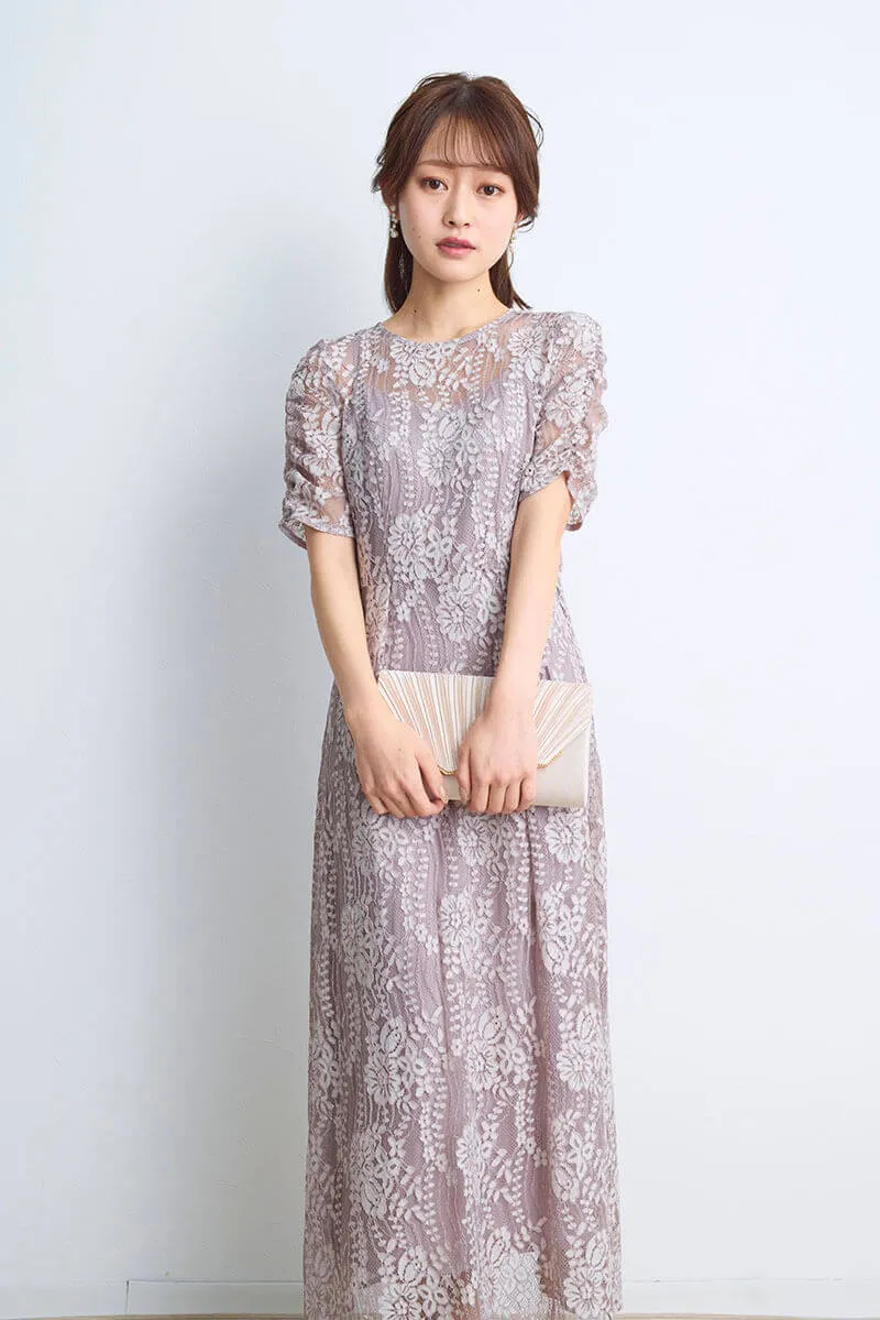 ピンクベージュの配色レースエプロンドレス