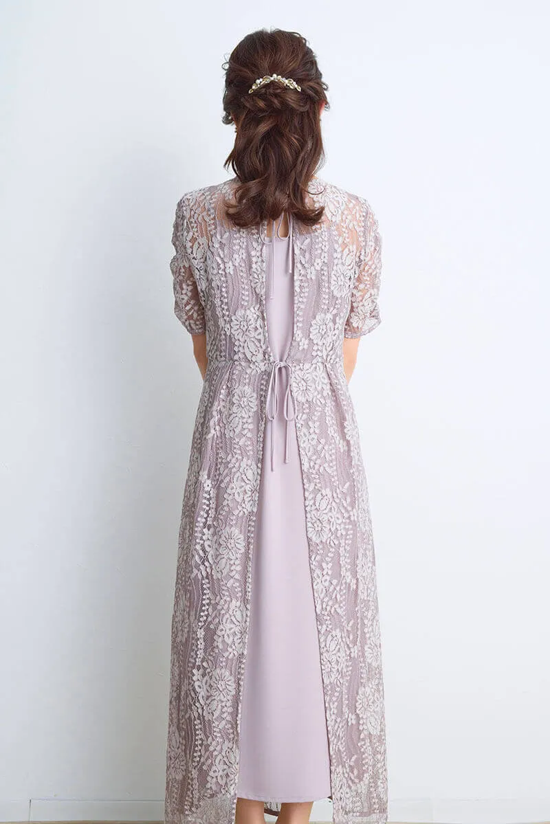 ピンクベージュの配色レースエプロンドレス