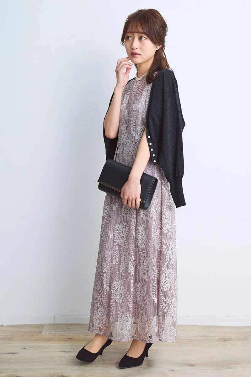 ピンクベージュの配色レースエプロンドレス