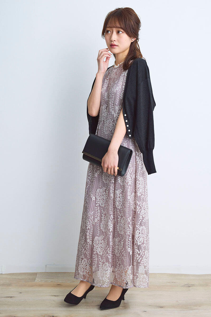 ピンクベージュの配色レースエプロンドレス