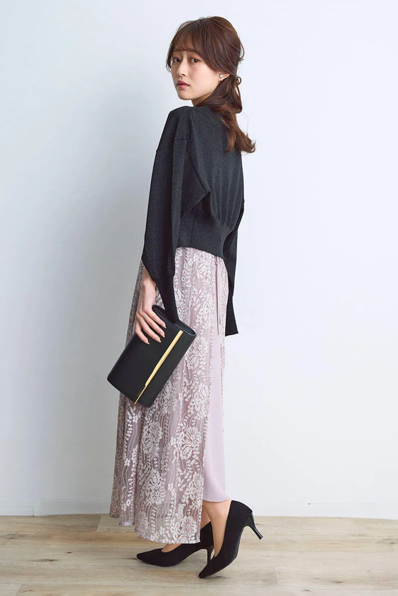 ピンクベージュの配色レースエプロンドレス