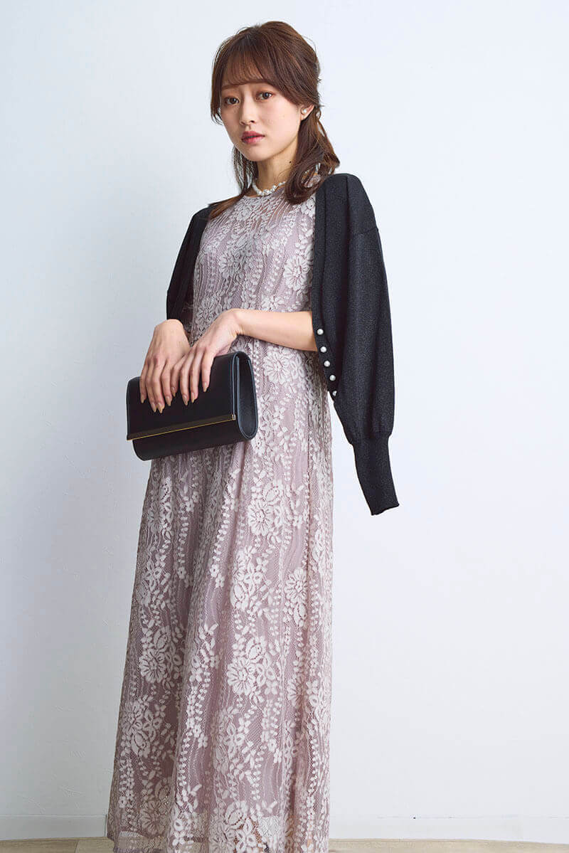 ピンクベージュの配色レースエプロンドレス