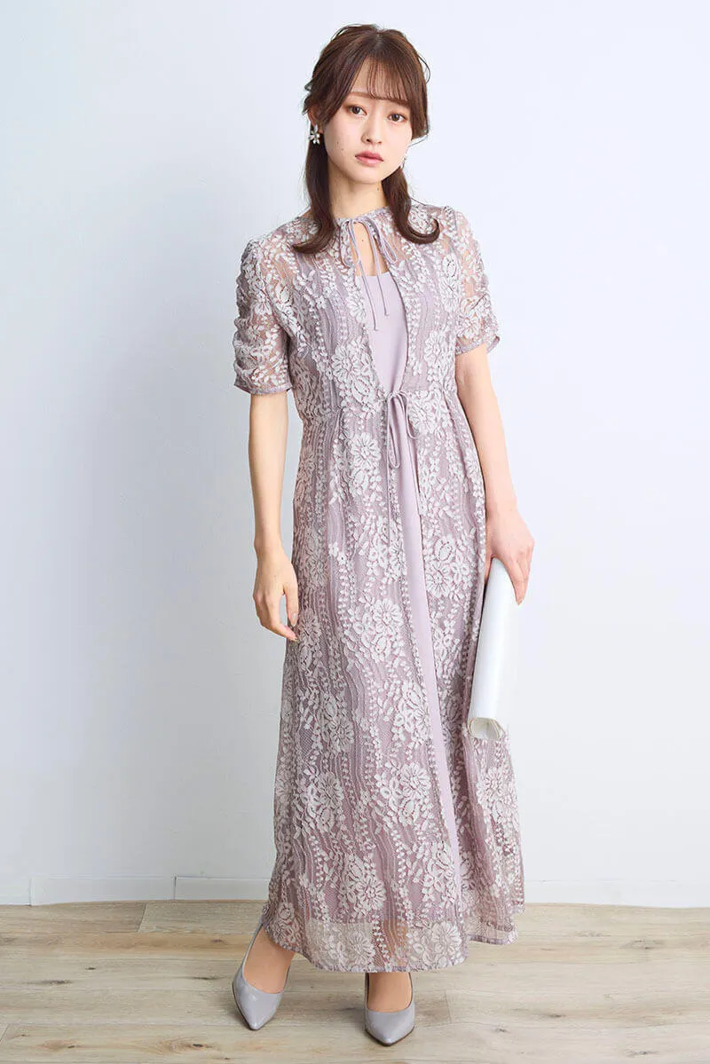 ピンクベージュの配色レースエプロンドレス