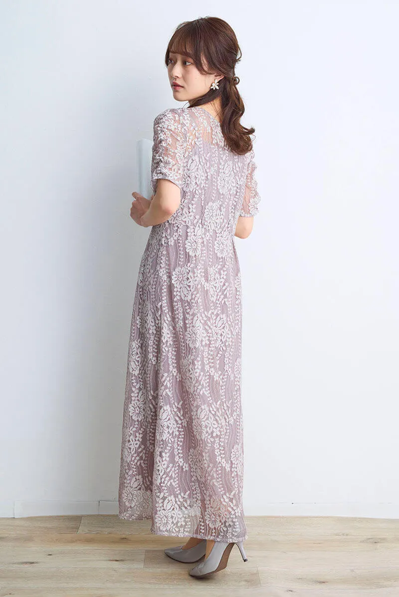 ピンクベージュの配色レースエプロンドレス