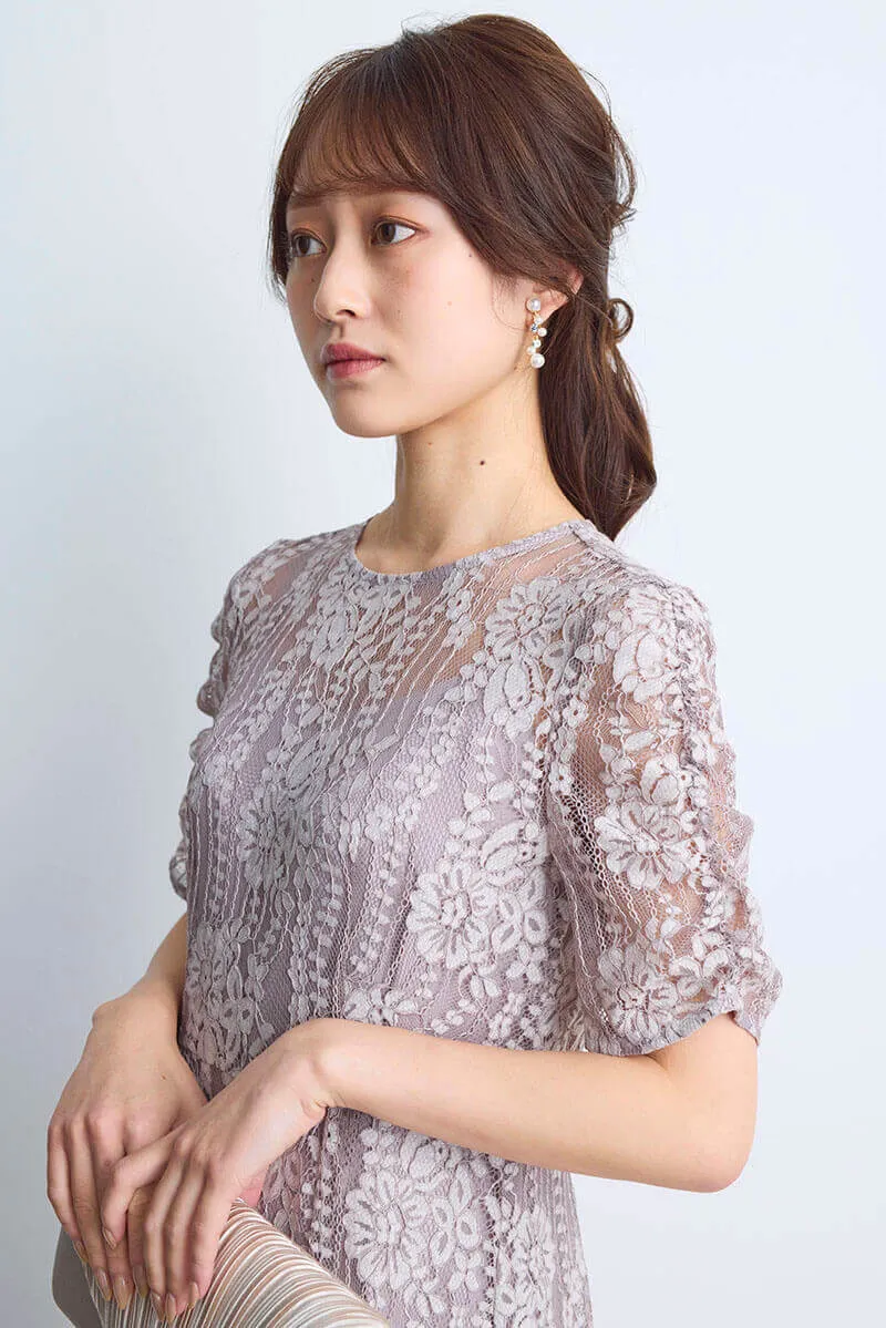 ピンクベージュの配色レースエプロンドレス