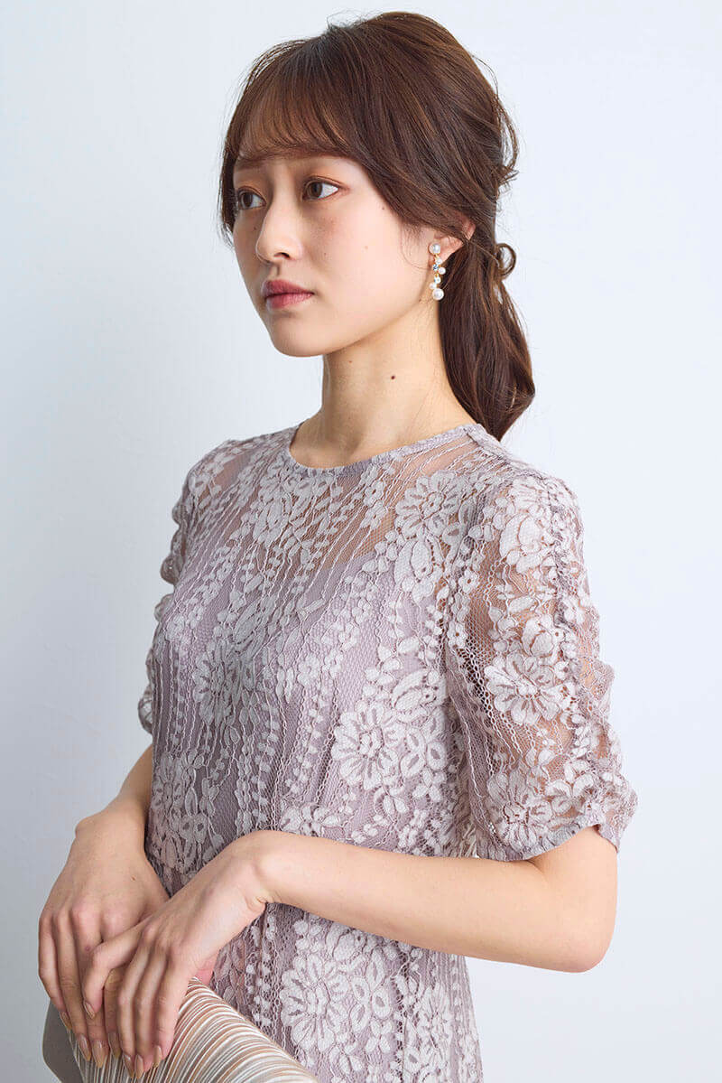 ピンクベージュの配色レースエプロンドレス