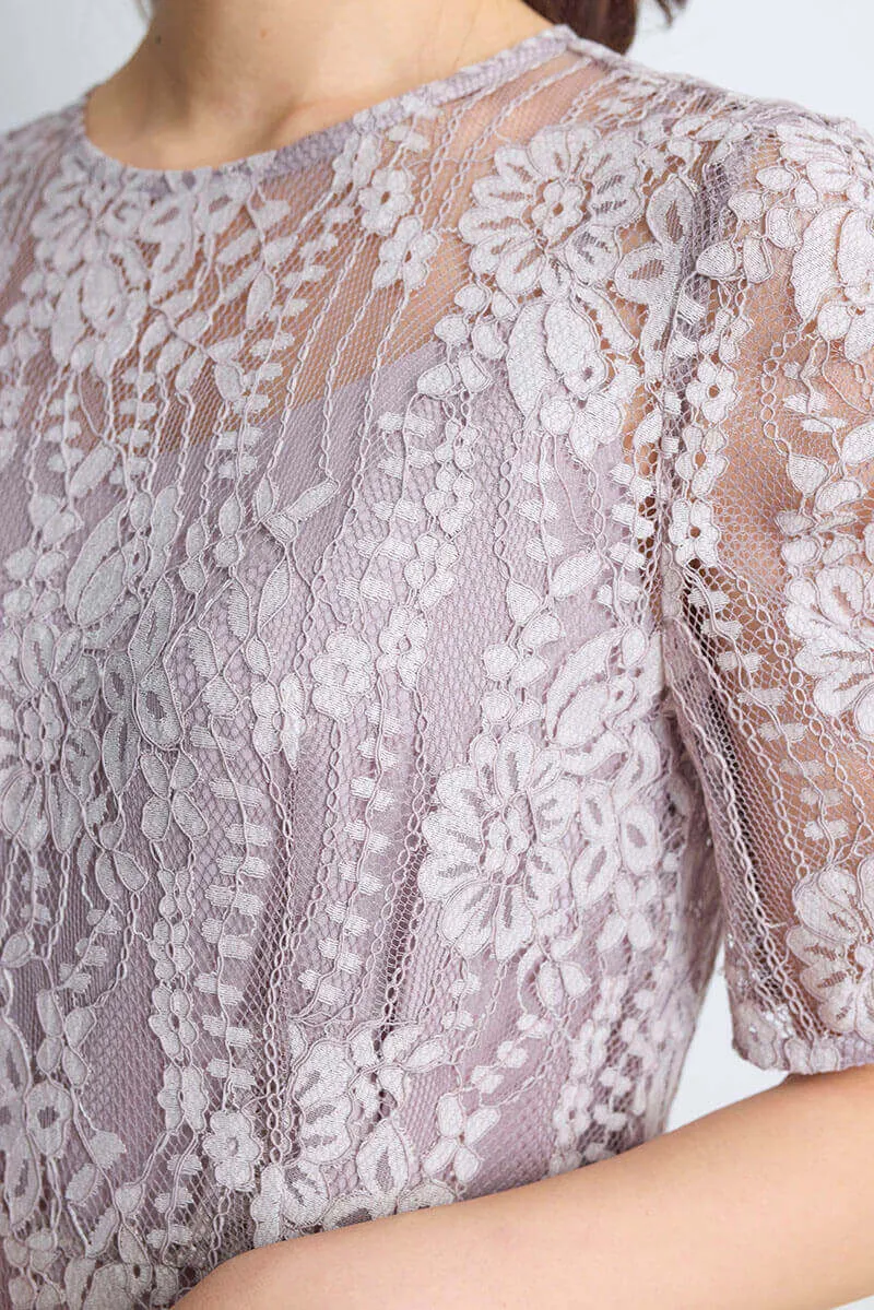 ピンクベージュの配色レースエプロンドレス