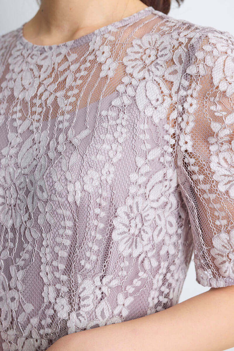 ピンクベージュの配色レースエプロンドレス