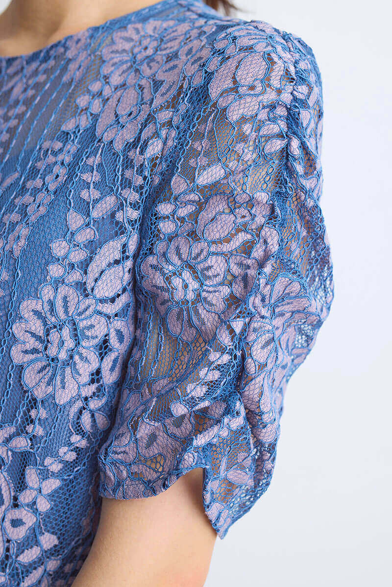 ブルー×ピンクの配色レースエプロンドレス