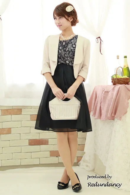 ブラック×ベージュの花柄クロスドレス