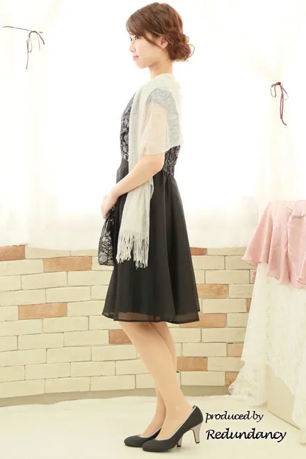 ブラック×ベージュの花柄クロスドレス