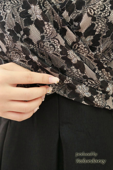 ブラック×ベージュの花柄クロスドレス