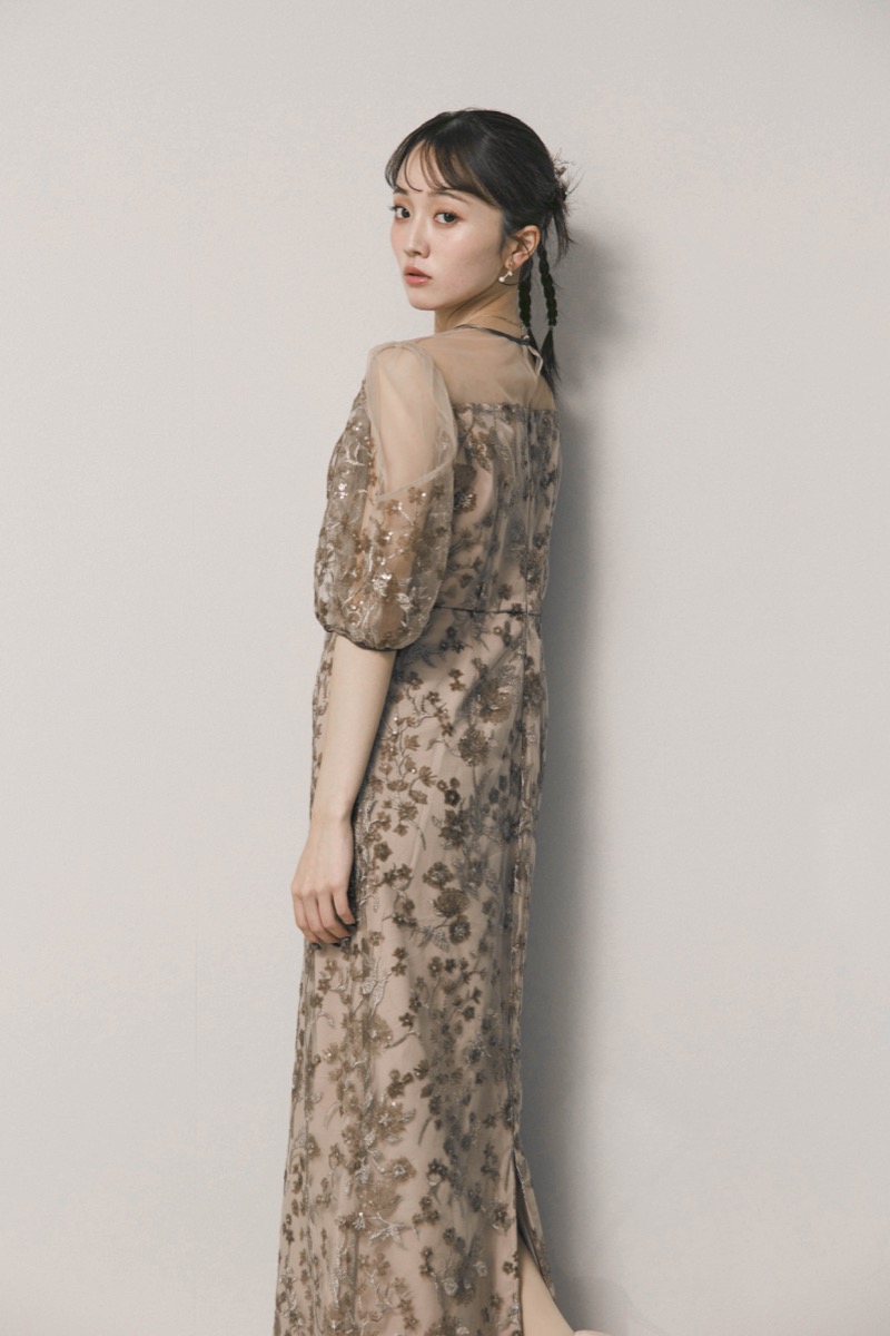 ベージュのフラワーエンブロイダリーパフスリーブドレス
