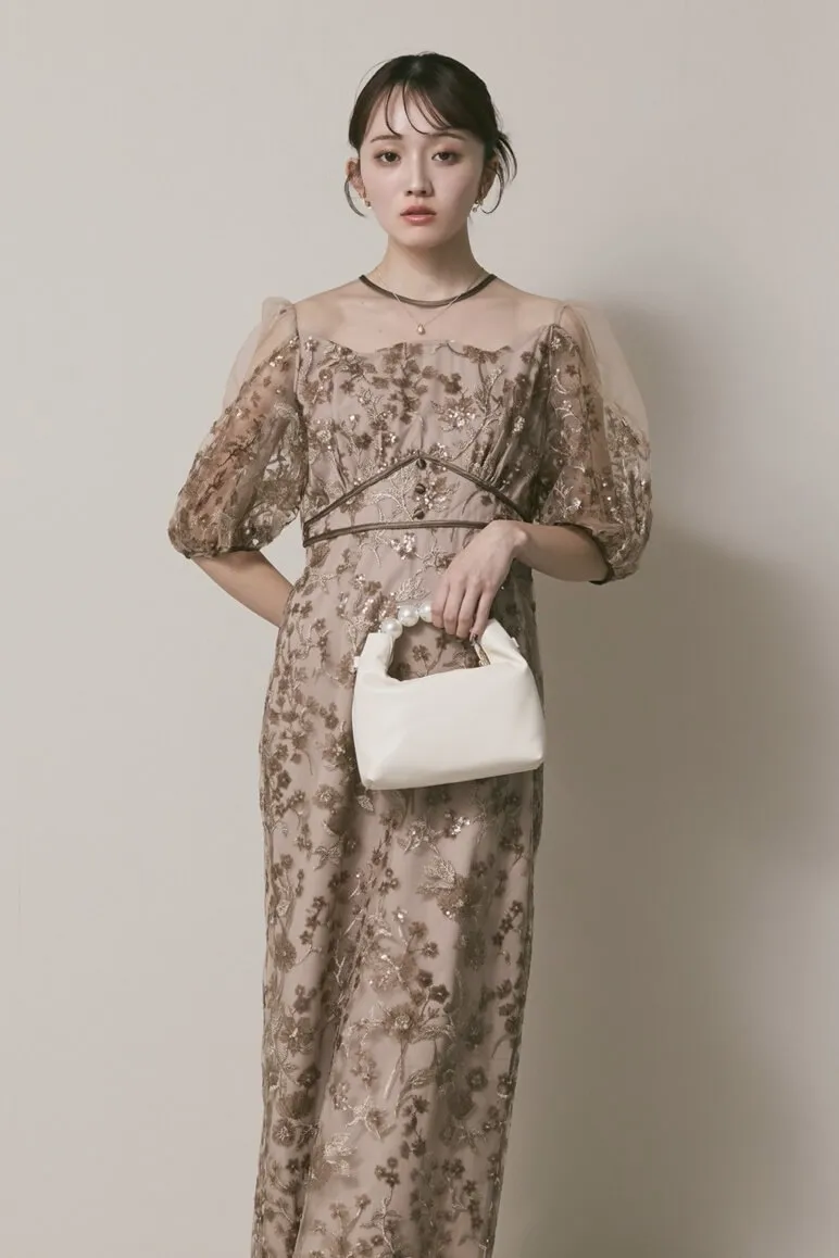ベージュのフラワーエンブロイダリーパフスリーブドレス