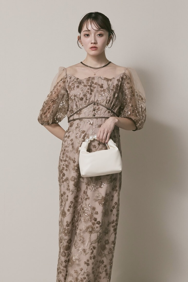 ベージュのフラワーエンブロイダリーパフスリーブドレス