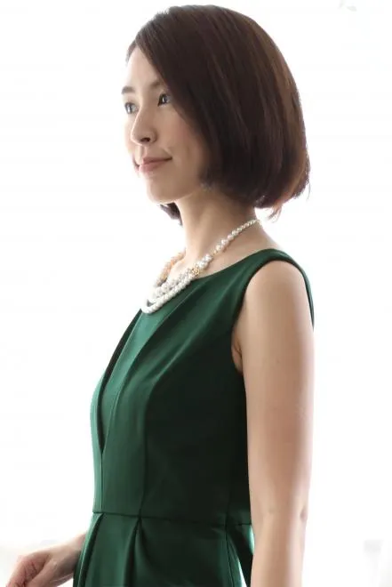 グリーンのタック入りノースリーブドレス