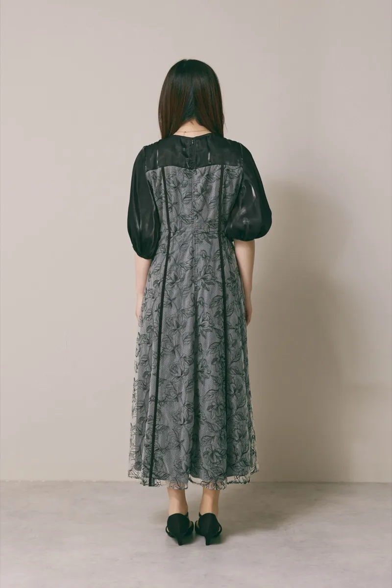 ブラックのパイピングレース切替ドレス