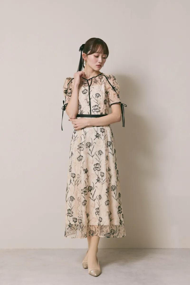 ベージュのラインフラワーエンブロイダリードレス