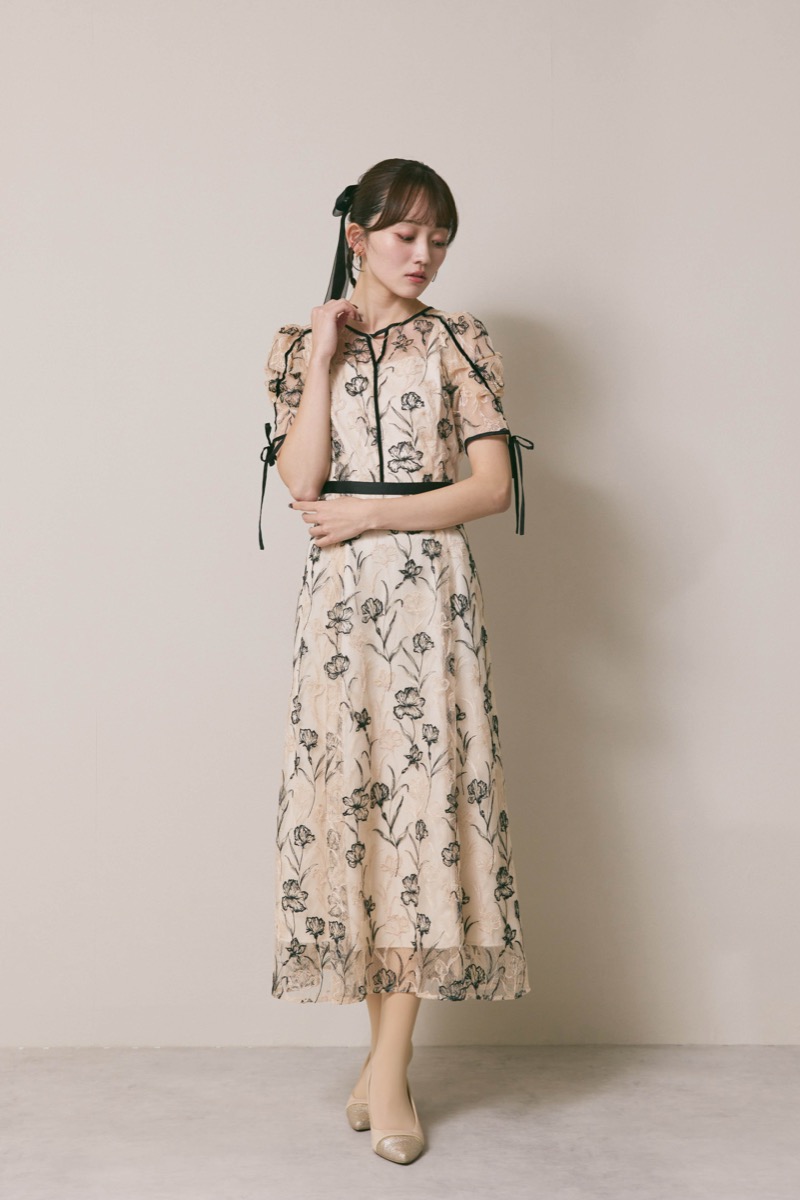 ベージュのラインフラワーエンブロイダリードレス