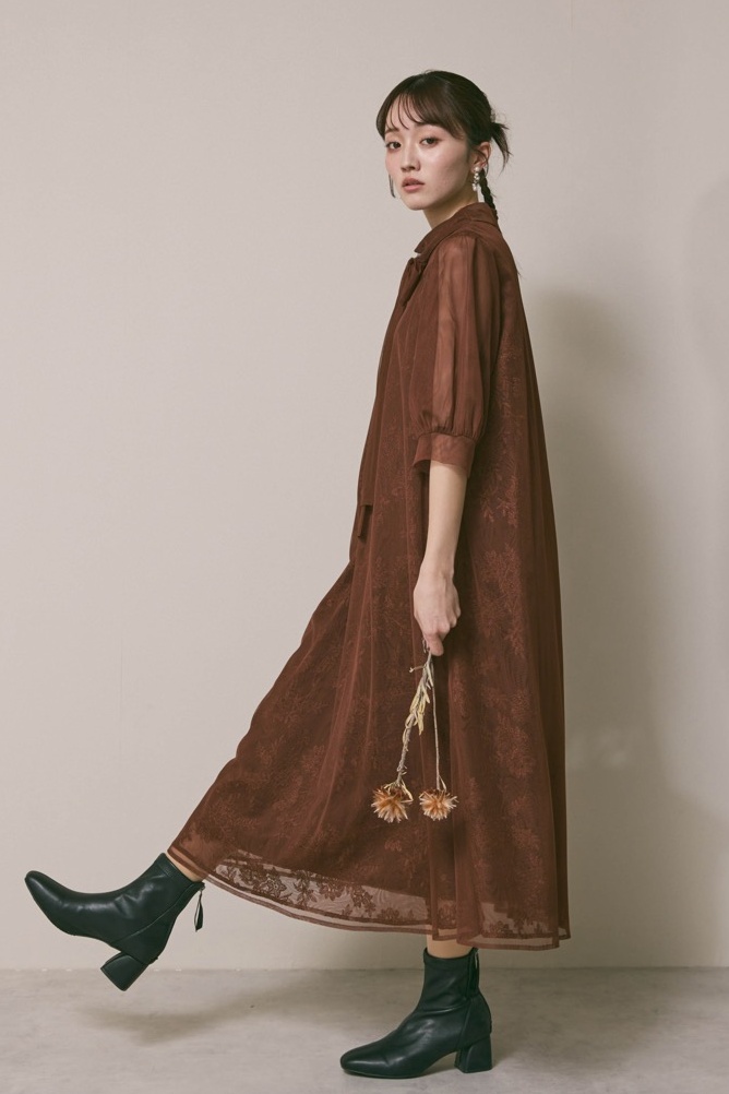 ブラウンのチュールレースAラインドレス