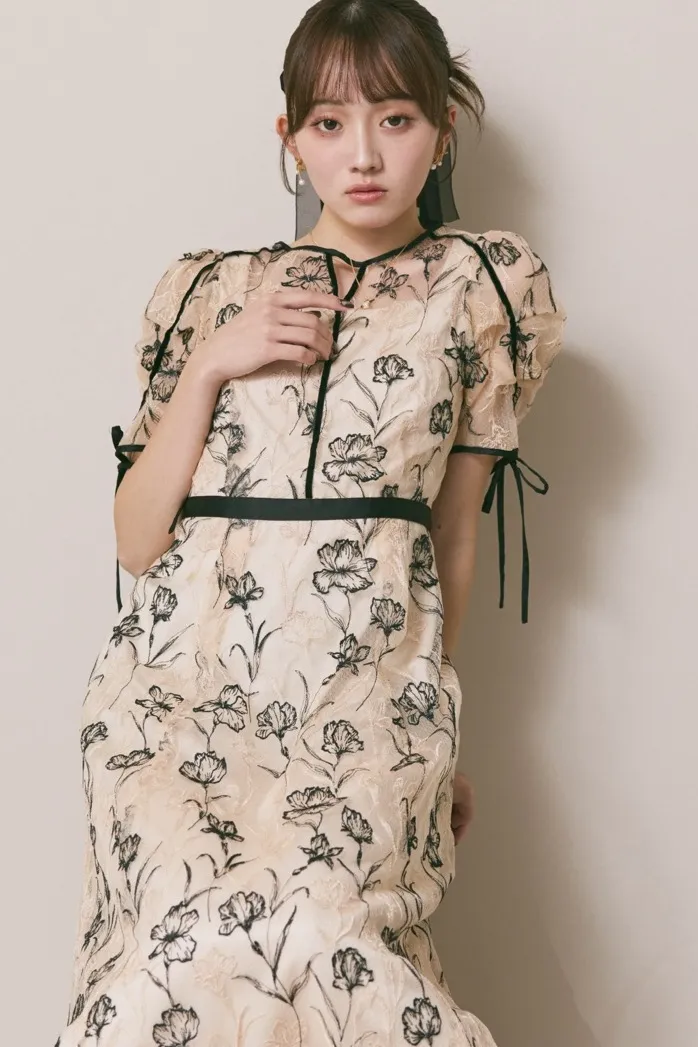 ベージュのラインフラワーエンブロイダリードレス