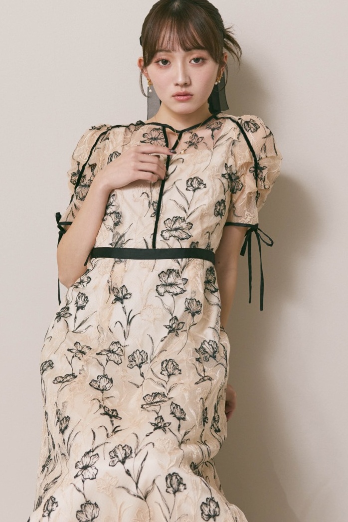 ベージュのラインフラワーエンブロイダリードレス