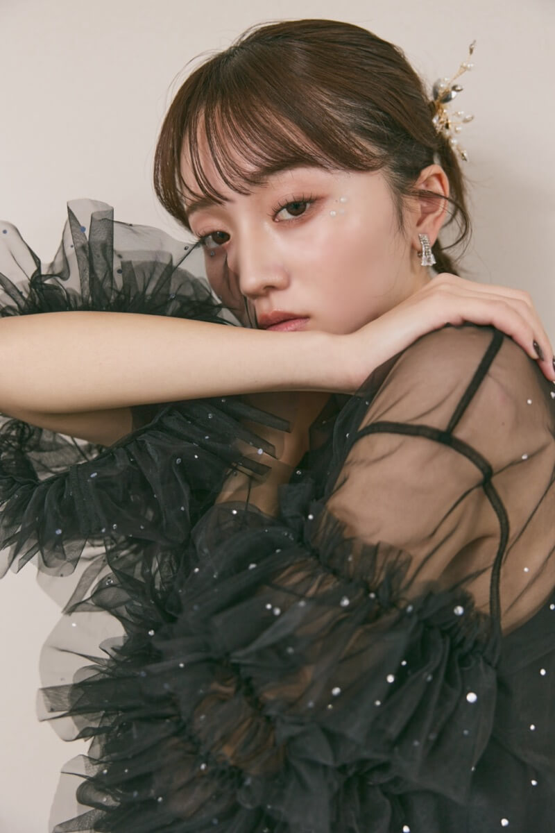 ブラックのラッフルトップスパンツドレス