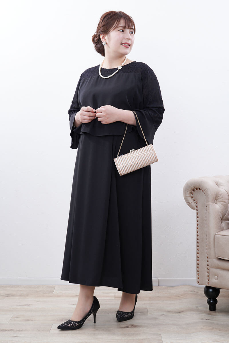 ブラックのフレアレイヤードドレス