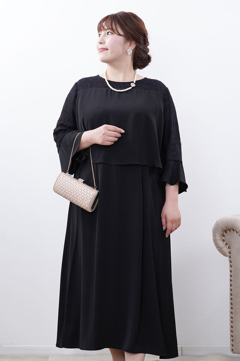 ブラックのフレアレイヤードドレス