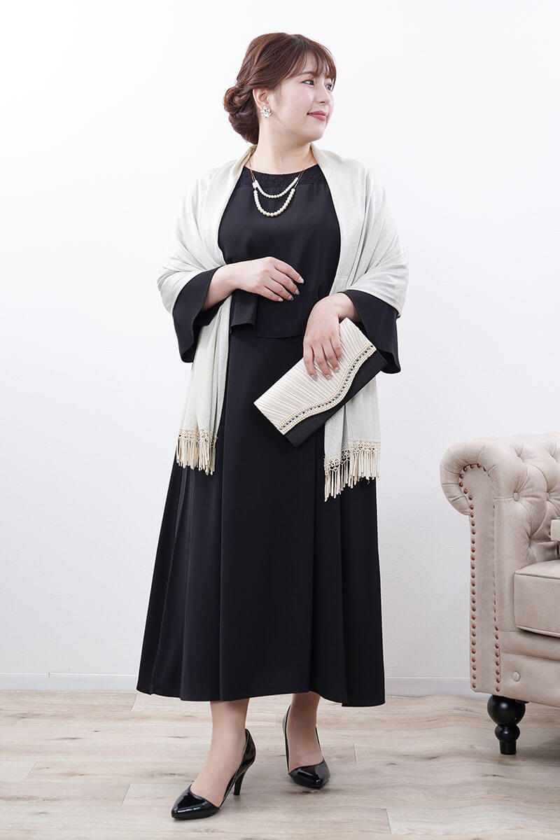 ブラックのフレアレイヤードドレス