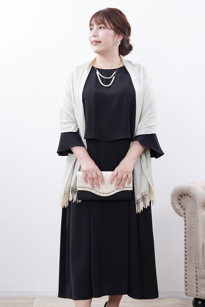 ブラックのフレアレイヤードドレス