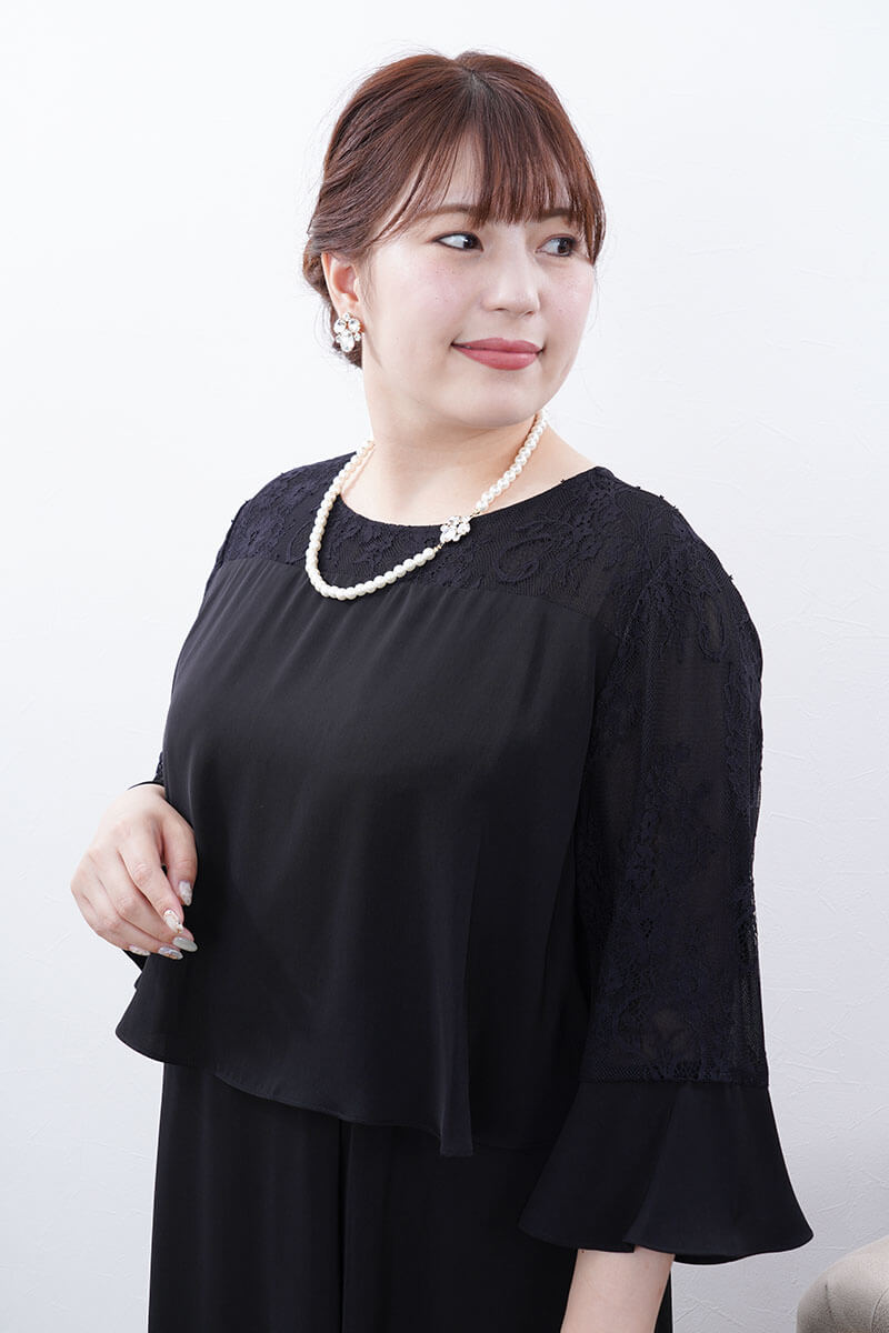 ブラックのフレアレイヤードドレス