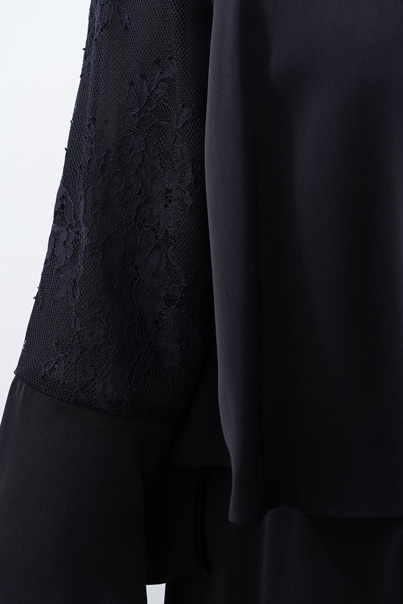 ブラックのフレアレイヤードドレス