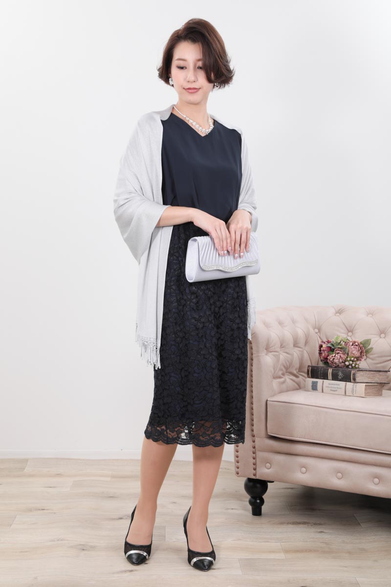 ネイビーのシフォン×レースの2ピース風ドレス