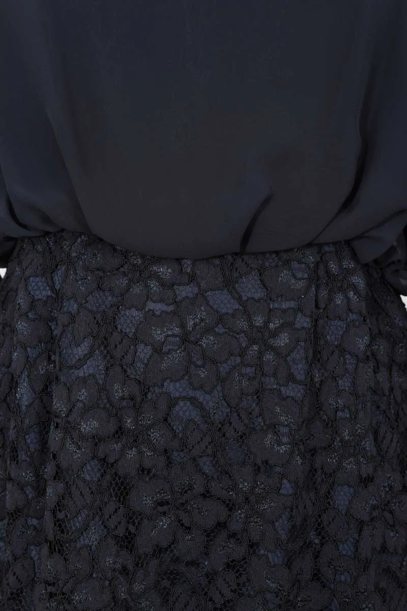 ネイビーのシフォン×レースの2ピース風ドレス