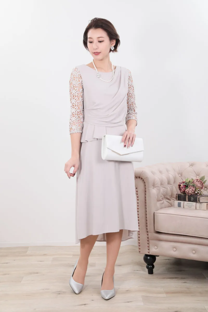 グレージュのクロシェレース袖ドレープドレス