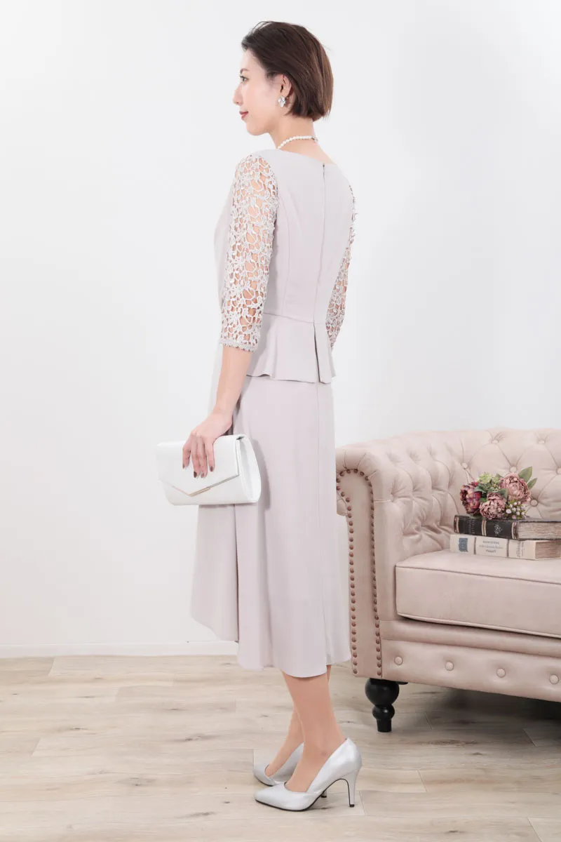 グレージュのクロシェレース袖ドレープドレス