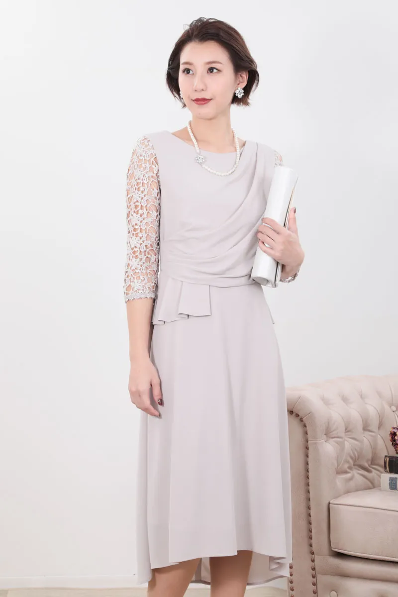 グレージュのクロシェレース袖ドレープドレス