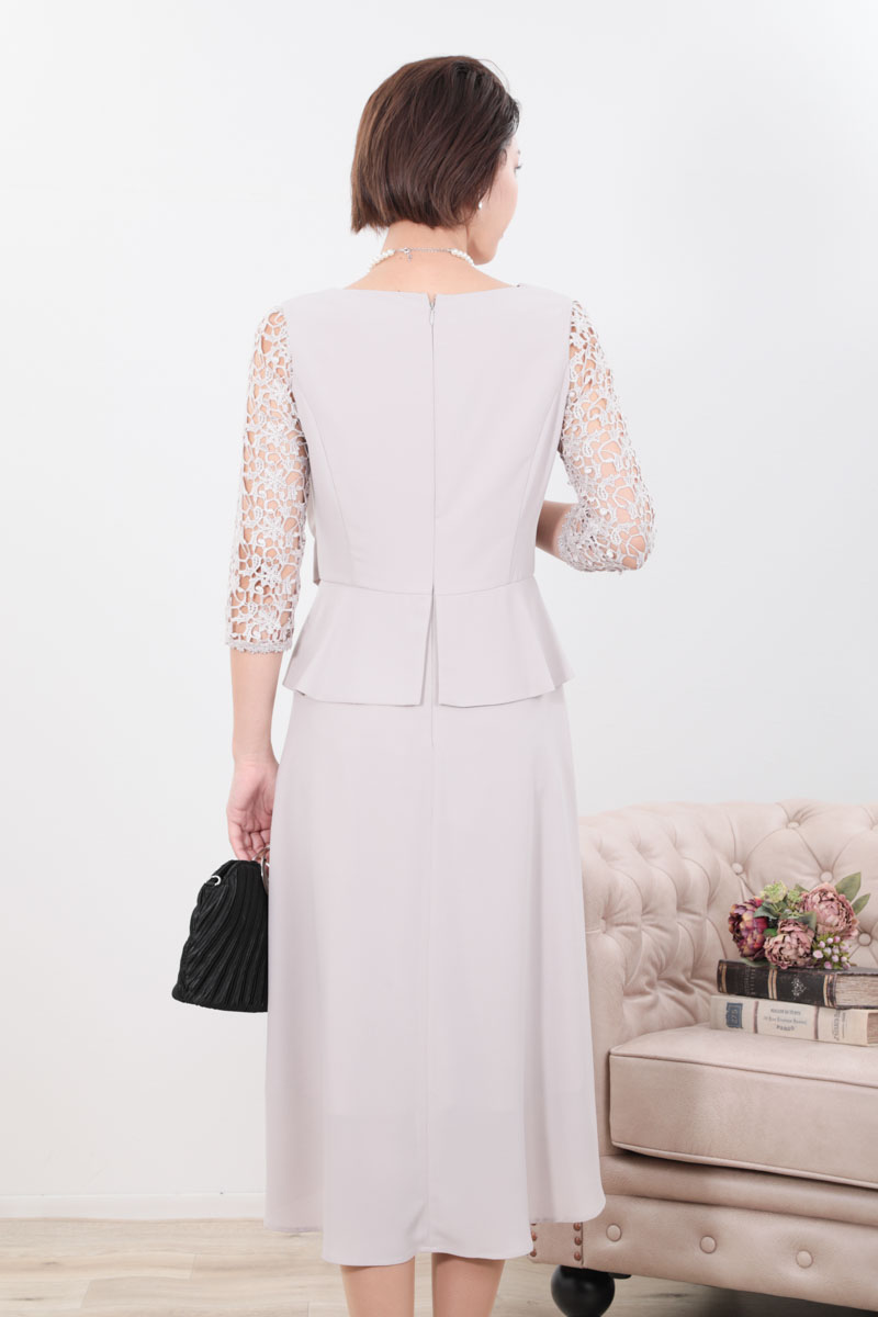 グレージュのクロシェレース袖ドレープドレス