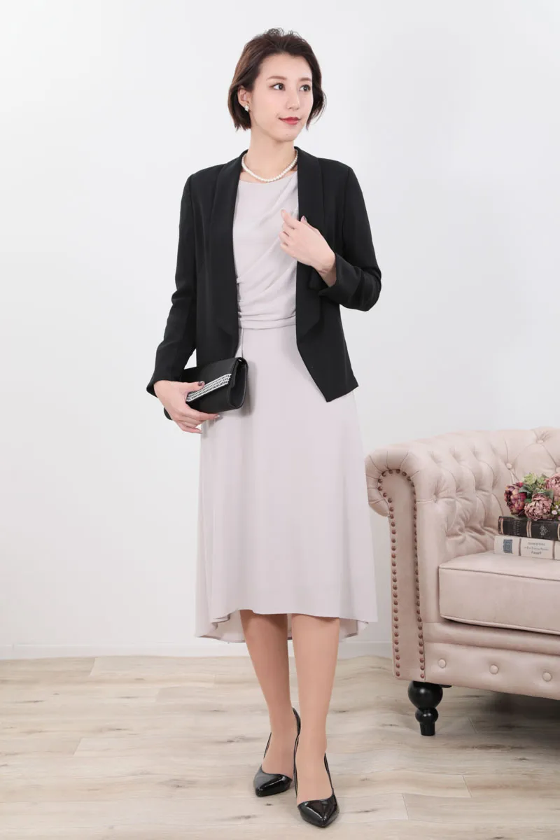 グレージュのクロシェレース袖ドレープドレス