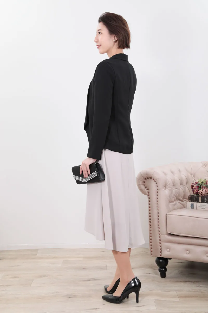 グレージュのクロシェレース袖ドレープドレス