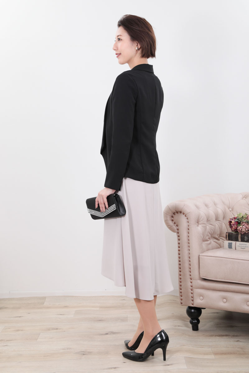 グレージュのクロシェレース袖ドレープドレス