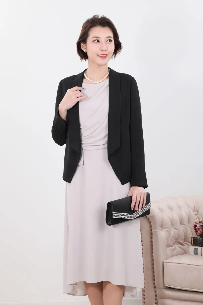 グレージュのクロシェレース袖ドレープドレス