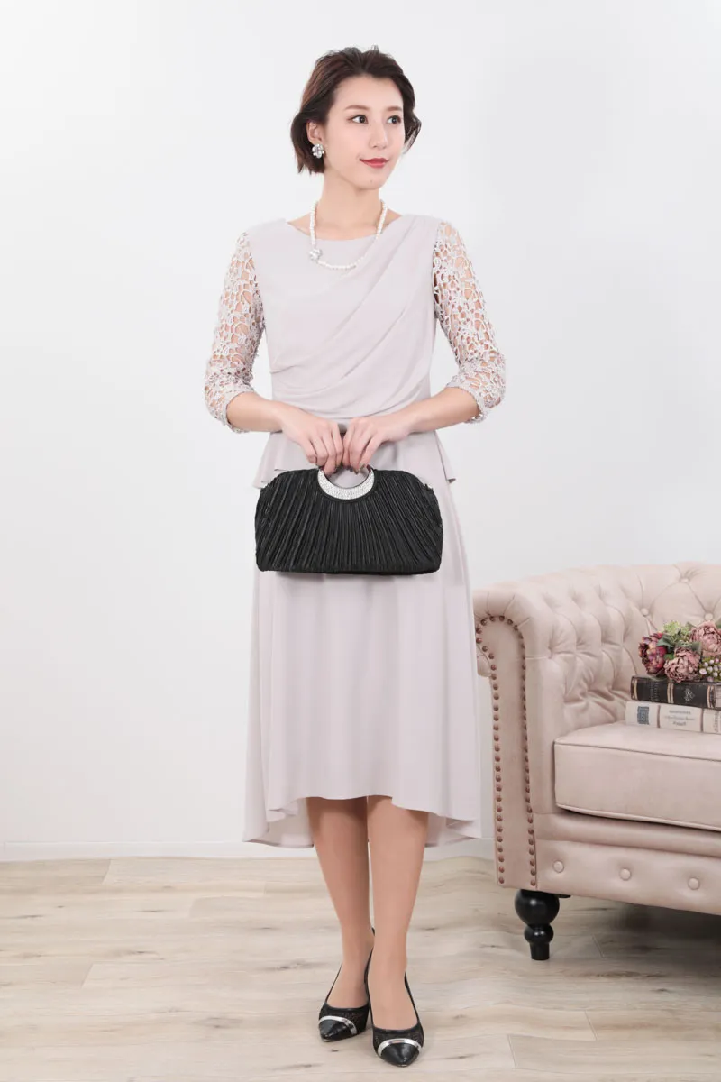 グレージュのクロシェレース袖ドレープドレス