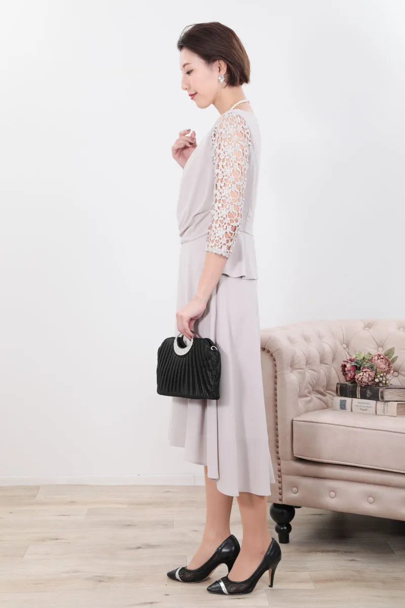 グレージュのクロシェレース袖ドレープドレス