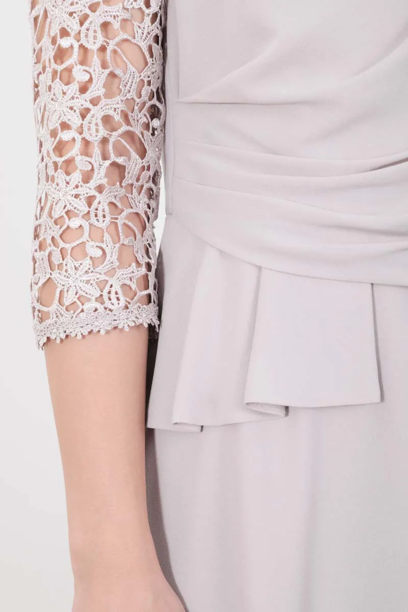 グレージュのクロシェレース袖ドレープドレス