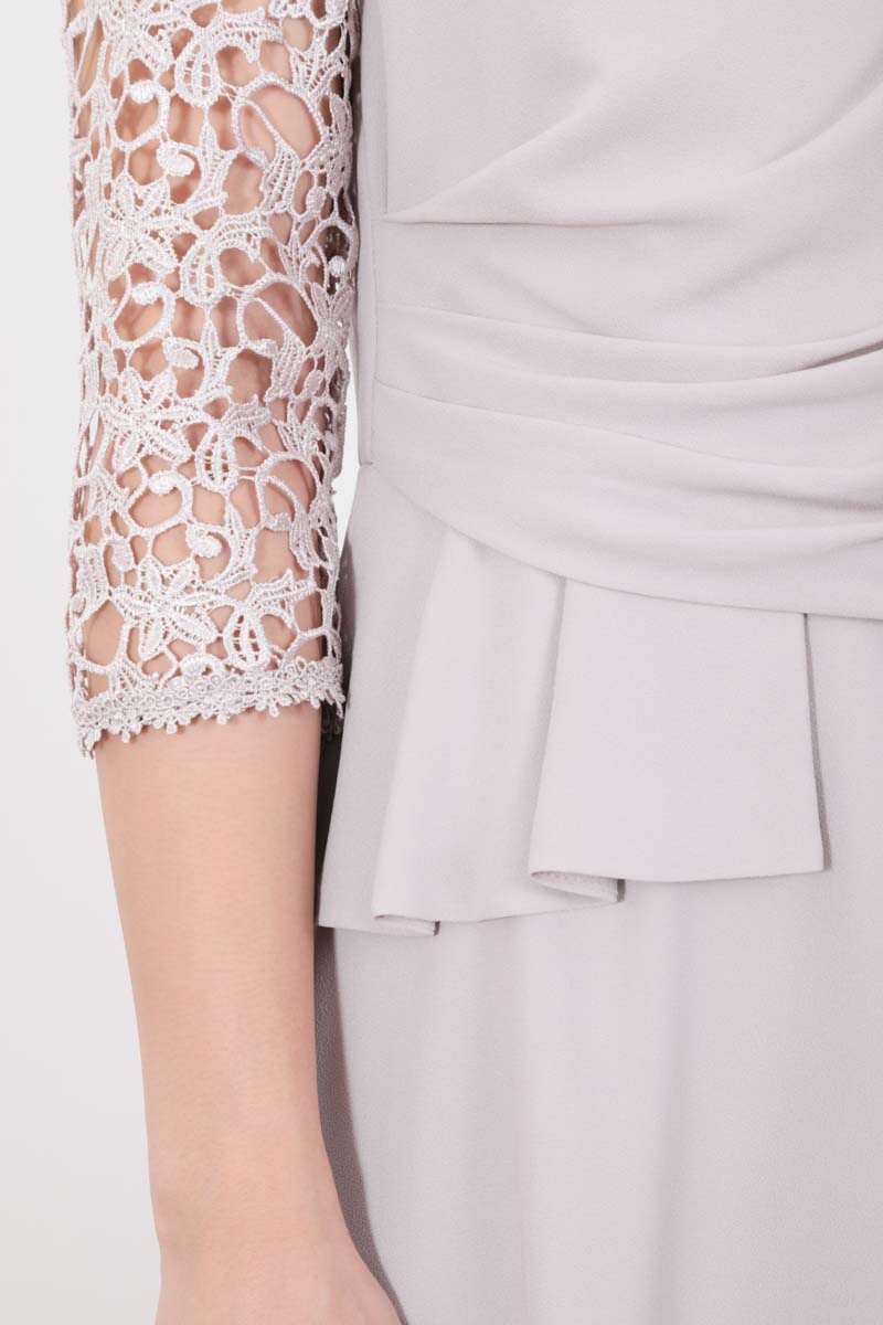 グレージュのクロシェレース袖ドレープドレス