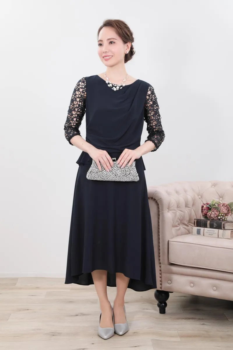 ネイビーのクロシェレース袖ドレープドレス