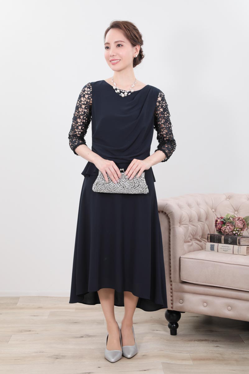 ネイビーのクロシェレース袖ドレープドレス