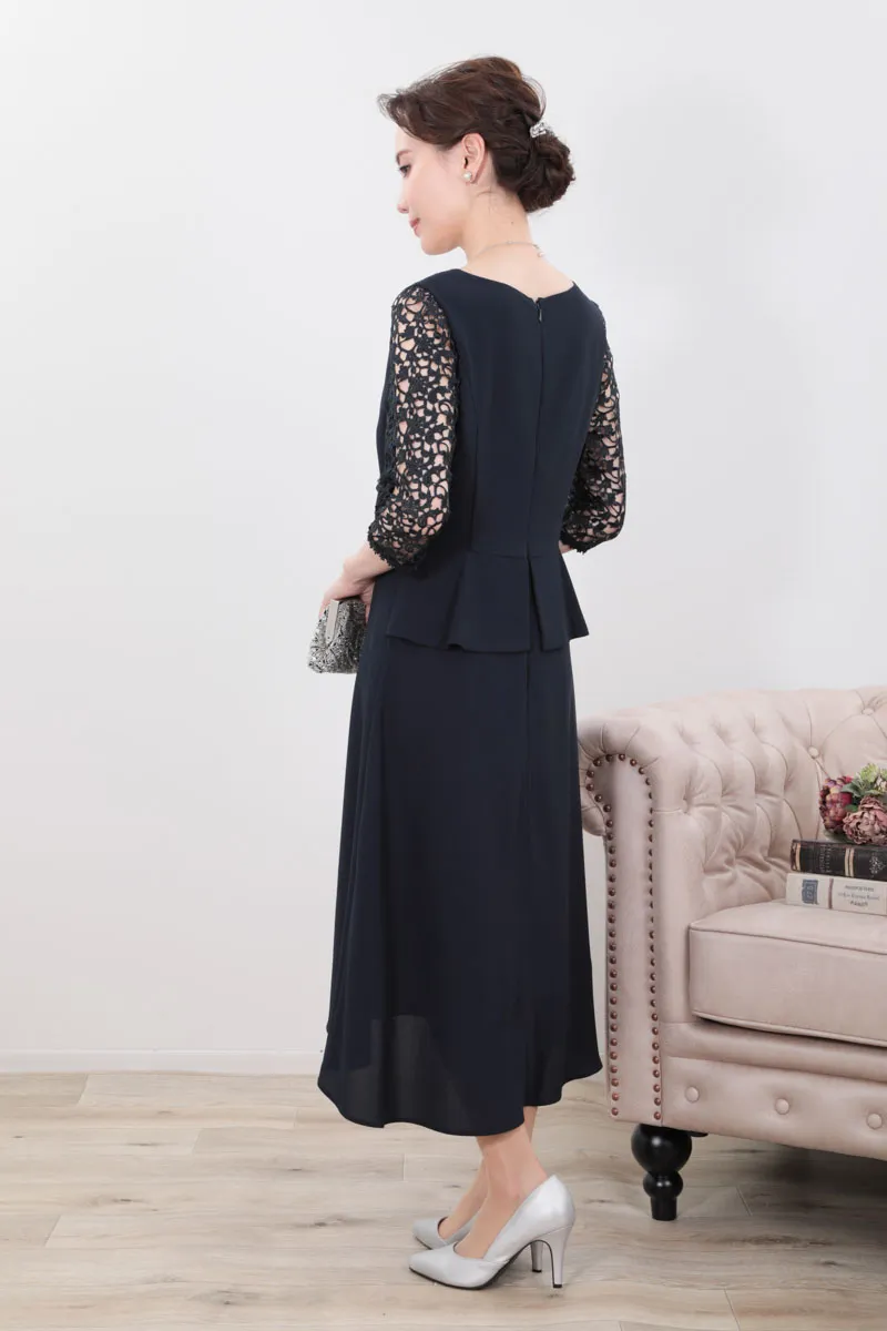 ネイビーのクロシェレース袖ドレープドレス